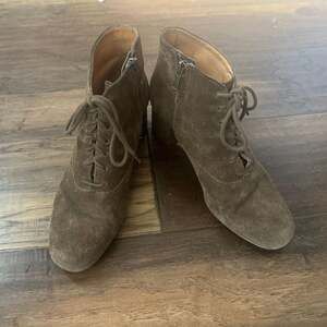 Madewell The Emilia Lace-Up Suede Heeled Ankle Boots in Dried Olive Brown